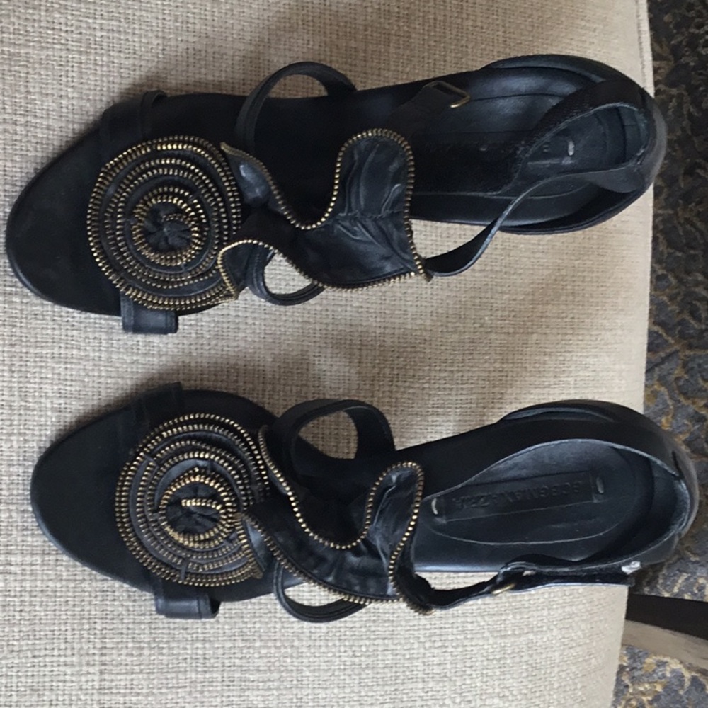 BCBGMAXAZRIA black sandal with gold trim rosette